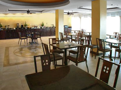 Super 8 By Wyndham Hidalgo/Mcallen Area Exterior photo